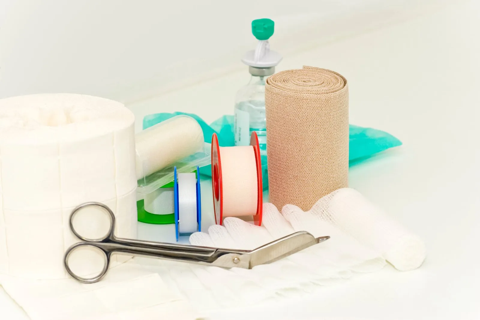 Material médico-hospitalar disponível na Distribuidora de Medicamentos DL, atendendo clínicas e hospitais na Paraíba e Ceará com agilidade e qualidade.
